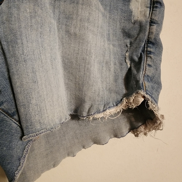 Torrid 3.5" Light Wash Cut Off Raw Hem Distressed Jean Shorts Size 16 - Picture 4 of 11